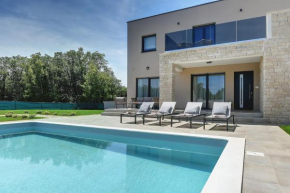 Modern villa Omnia with pool and grill in Pula